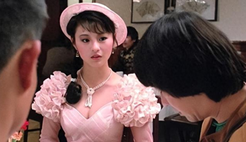 李赛凤：拍《僵尸先生》的时候，导演让我把领口拉的越低越好