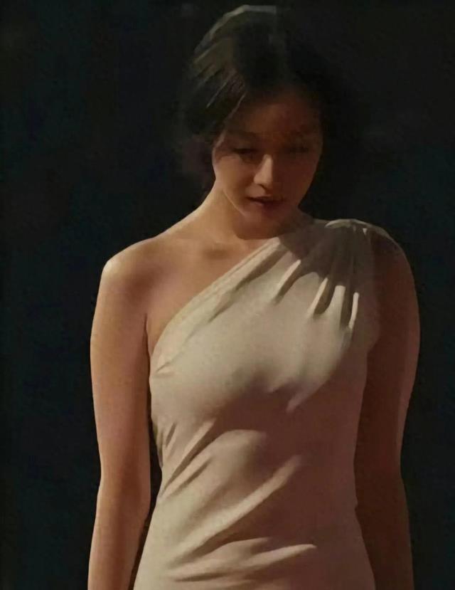 徐静蕾虽然长的不是太好看,但身材确实很突出!