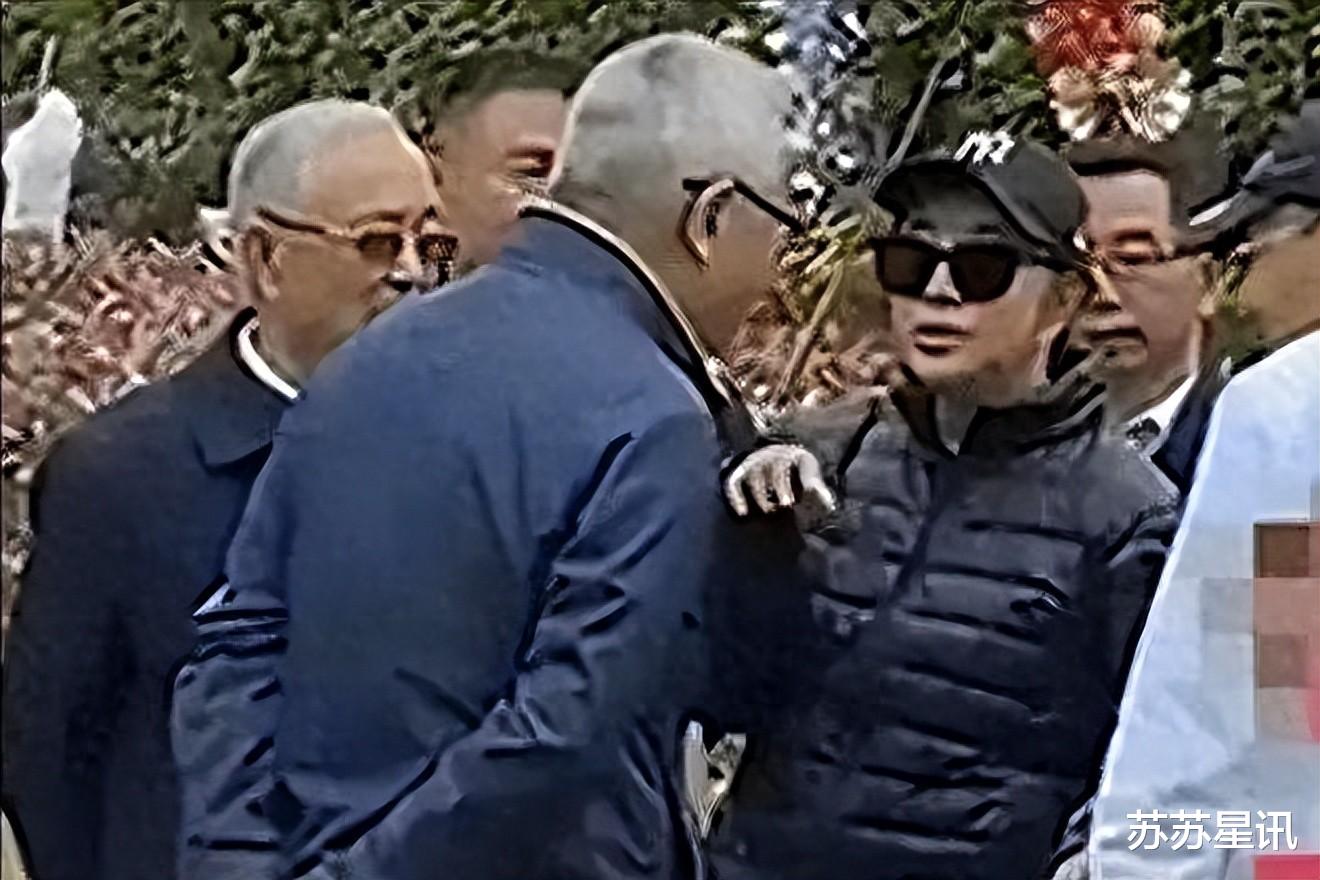 74岁刘晓庆独自回老家选墓地,不戴假发头发稀疏,一身老人打扮