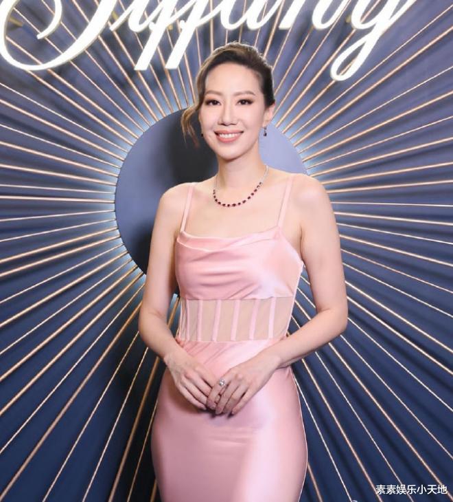 陈法拉出席珠宝晚宴，和汪诗诗汪圆圆合影，郑余雅颖也在现场