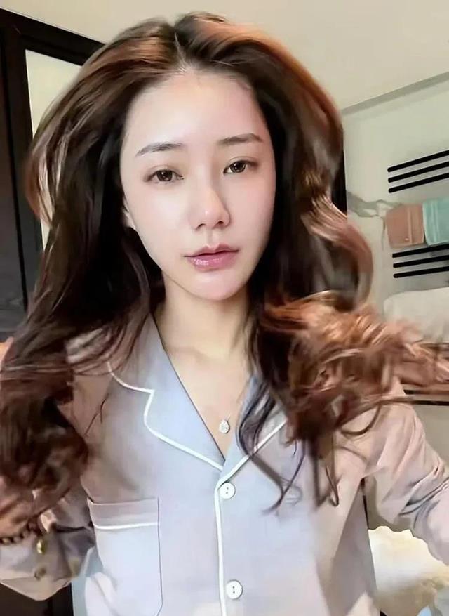 马筱梅晒起床照，意外曝光豪宅，网友: 大S心碎一地！