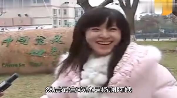 章泽天盛装出席校友会,胸针却引发猜疑,她比刘强东还要“精明”