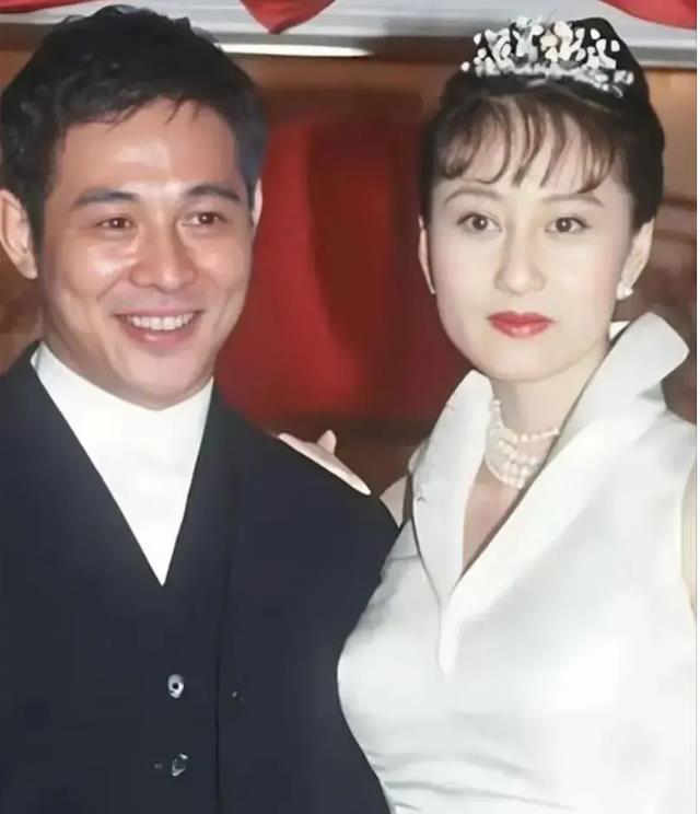 李连杰自食恶果,62岁利智衰老似老太,63岁前妻反而风采犹存!