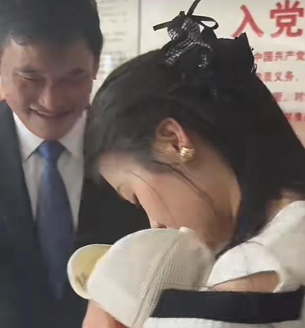 朱小伟陈萌一家三口同框回老家团聚!大衣哥乐开花,国庆商演不断