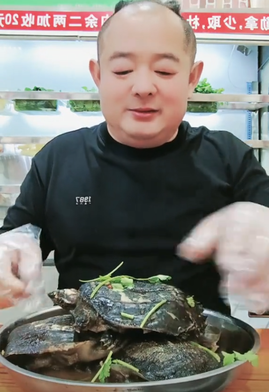 网红“新蔡骨头哥”去世，生前常吃甲鱼惹争议，大口吃廉价大骨头