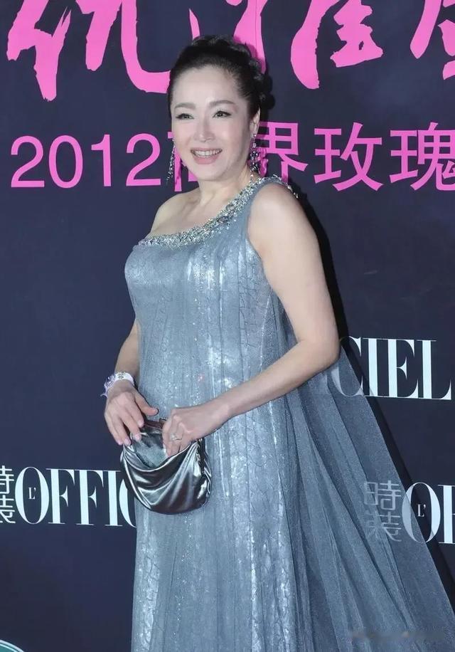 77版“黄蓉”老了仍然迷人,穿“鱼鳞裙”风韵妖娆,美出高级感