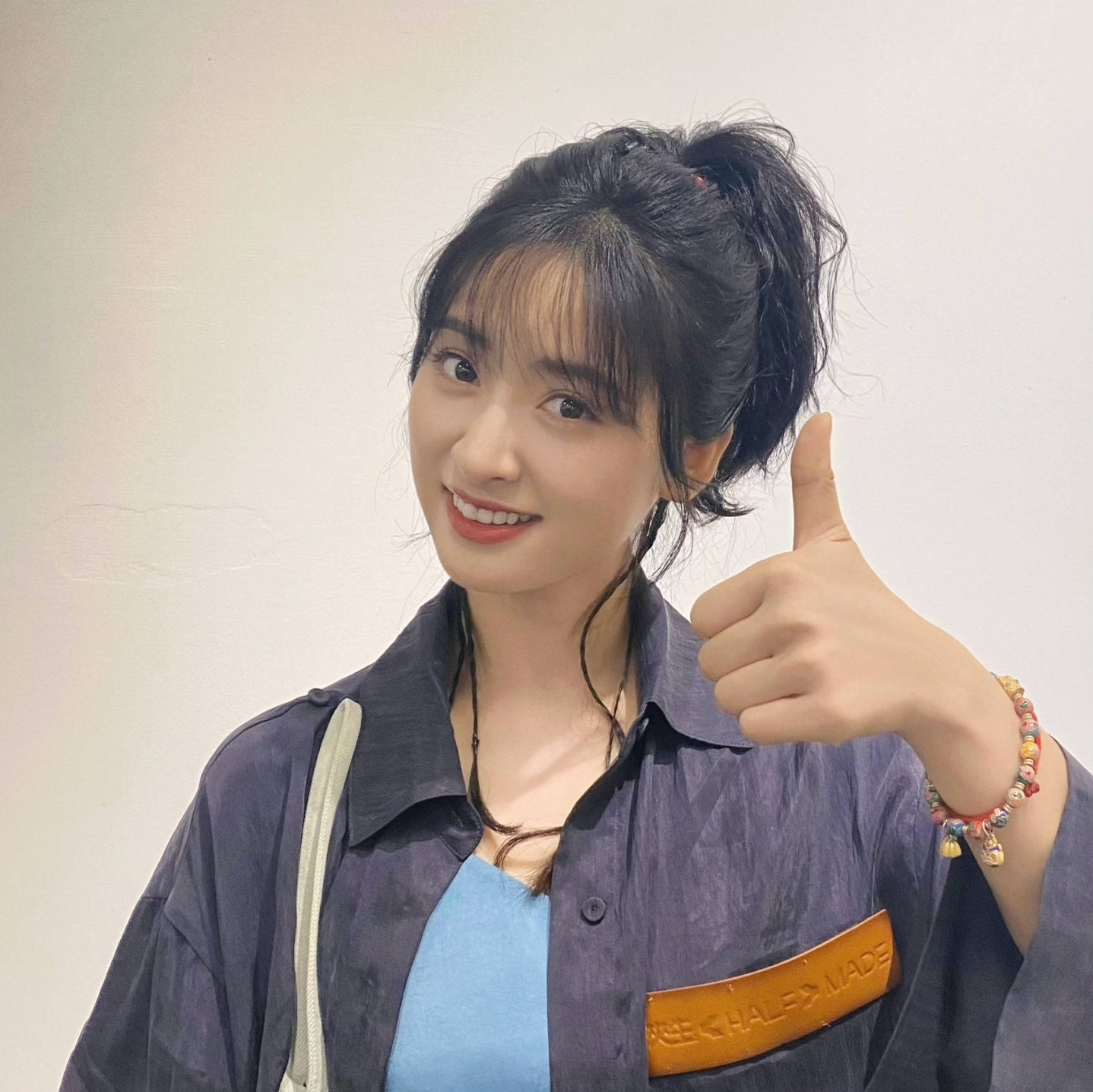 沈月哭诉“没时间回家陪外婆”惹争议,评论区炸锅:明星别卖惨了