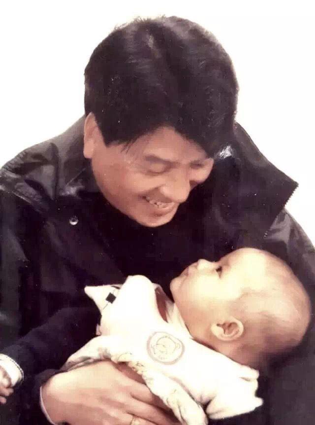 骗了我们23年!原来她就是关晓彤的父亲,怪不得她能红透大江南北