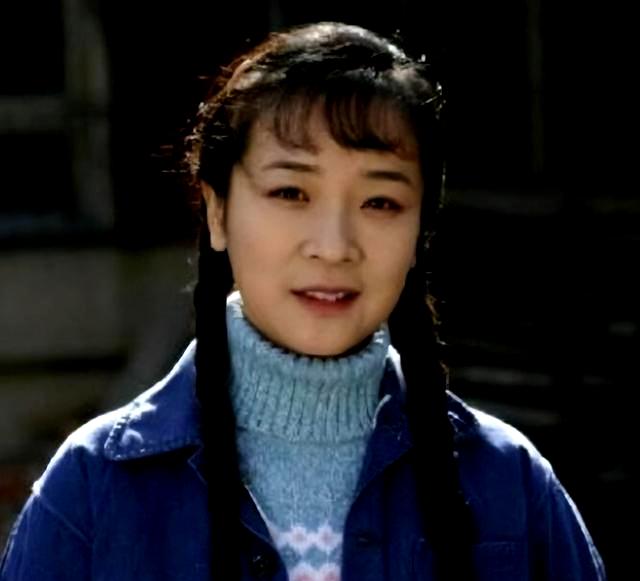 结婚25年分居14年，妻子屡牵小鲜肉，他坐轮椅也不离婚背后的原因