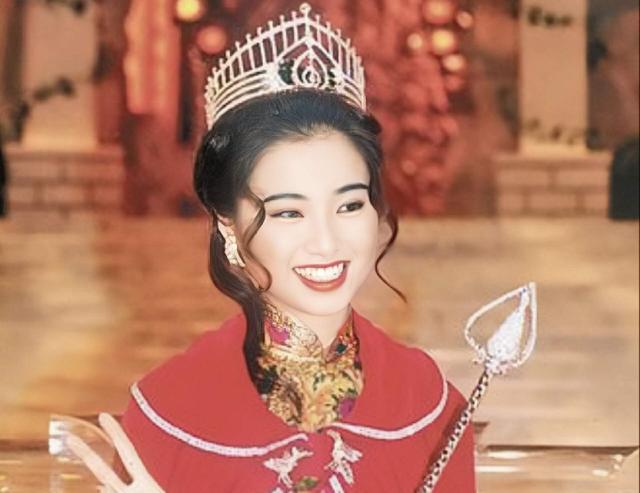 香港女星谭小环多家茶餐厅宣布倒闭，亏损超千万，网友：大快人心