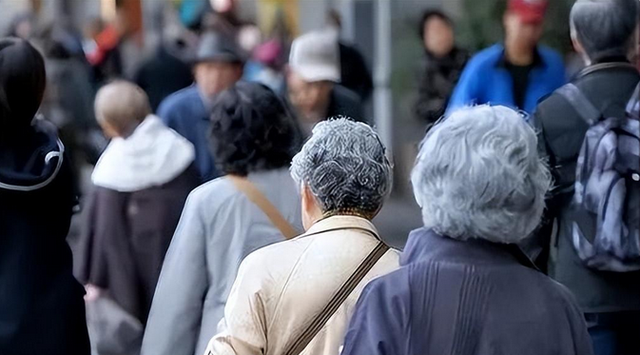 生育政策告急!10亿人口“嫌多”,14亿人口时却“嫌少”,为何?