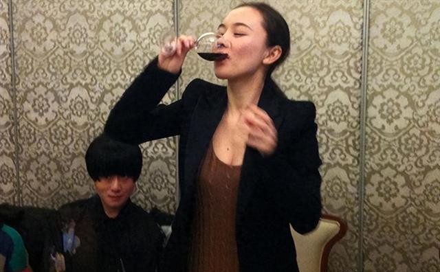 外表是仙女,私下里却是“老酒鬼”的5位女明星,蔡依林出人意料