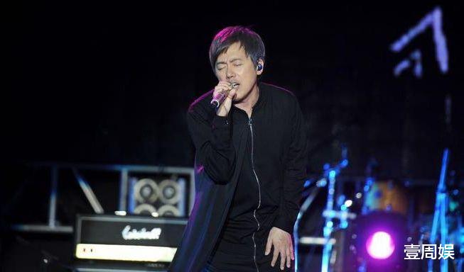 57岁张宇近照曝光，头发全白苍老许多，提着高尔夫球具在路边等车