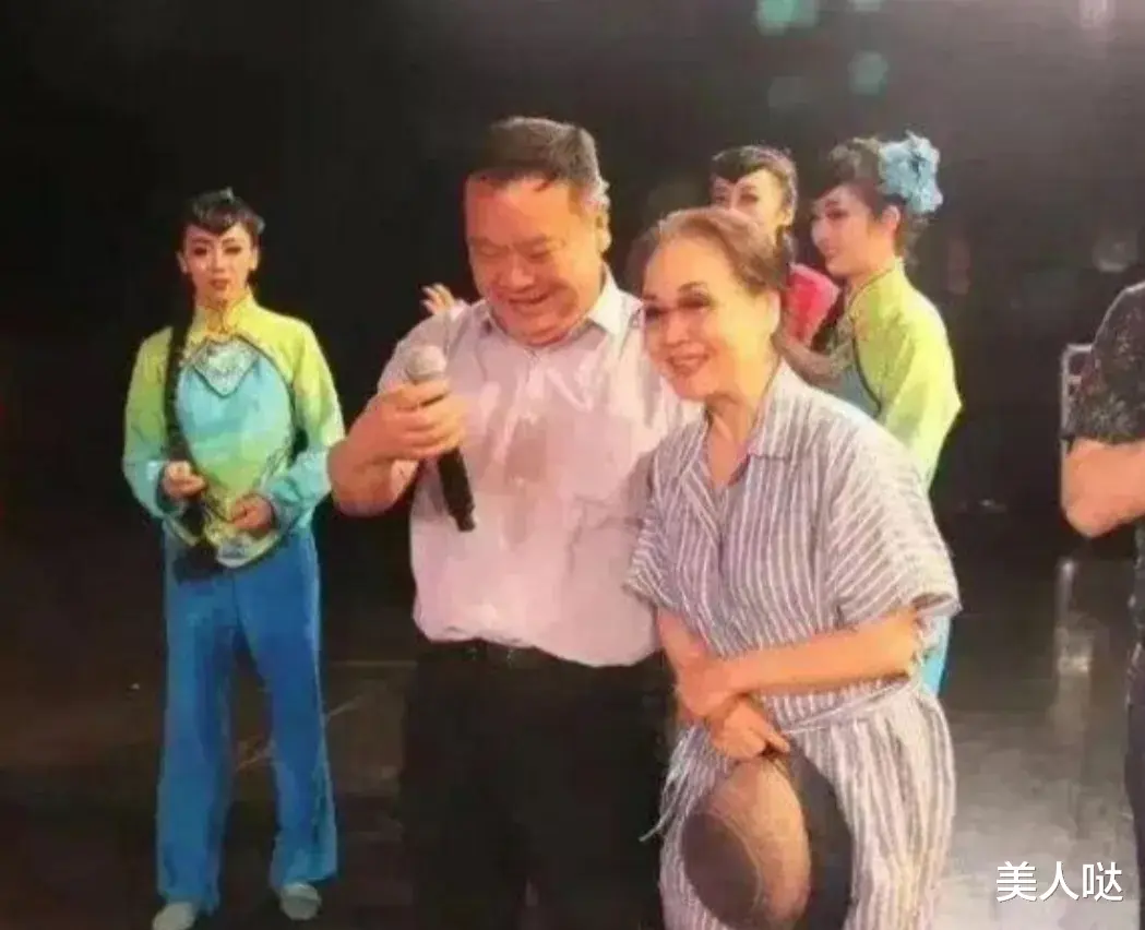 看到80岁李谷一摘掉假发后,才发现:女人不刻意扮嫩,真是越看越舒服