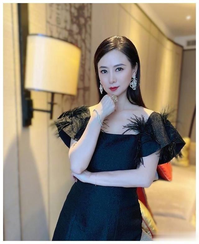 翁虹巫启贤等送别何厚华,孙耀威送花篮感谢恩师