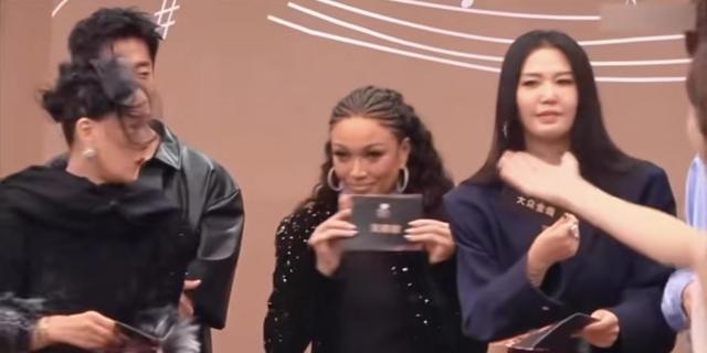 没后台、没人罩、没热度,美国歌手香缇莫,沦为内娱综艺的炮灰