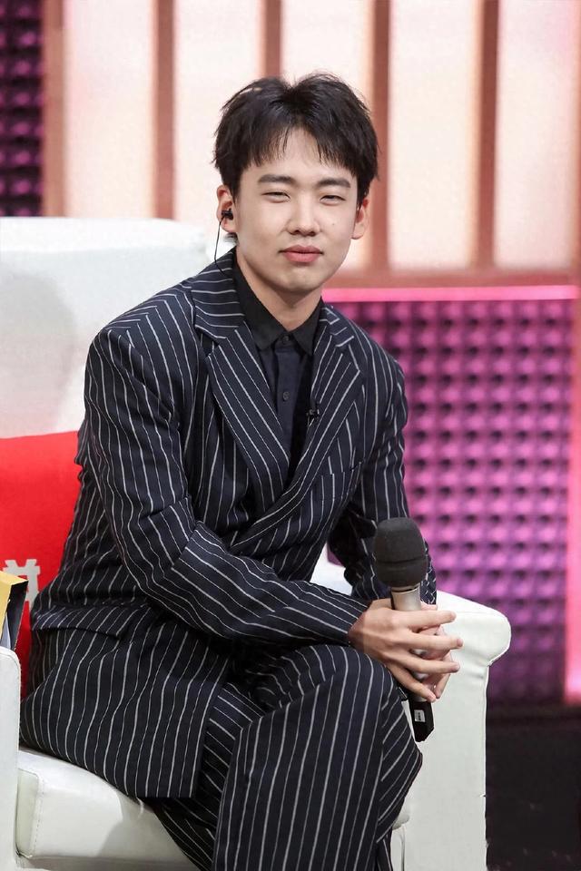 郭麒麟现身市场遭路人围观,本人身材发福体重回升,网友喊话减肥