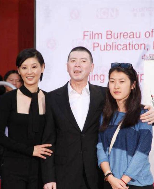 冯小刚前妻张娣，苦熬徐帆七年青春，离婚后依然照顾瘫痪的婆婆