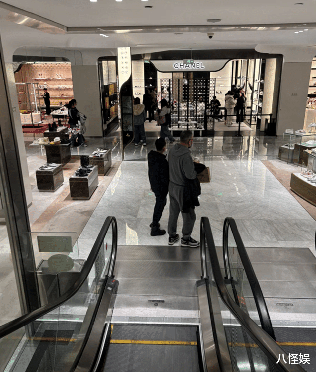 宋丹丹和董事长老公逛街,发型太男性化,夫妻俩被打趣像老哥俩