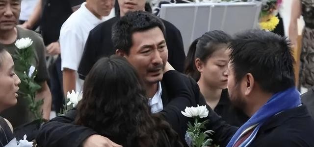 张子健和女儿一起祭拜前妻李婷！墓地情况曝光，女儿和妈妈一样