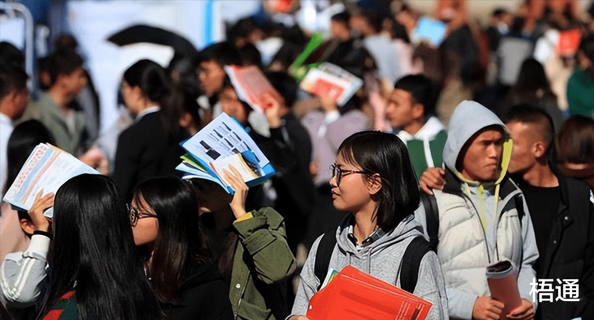 13个大学生抢一个矿工岗位，1179万大学生毕业，大学生该何去何从