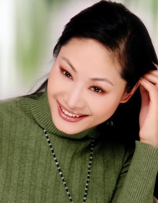 57岁于文华现状,住在农村自建房,裙子拖地喂土狗,曾遭前夫背叛