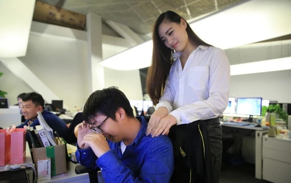 00后程序员通宵加班睡地铺，工资只要2500，老员工：准备好辞职了