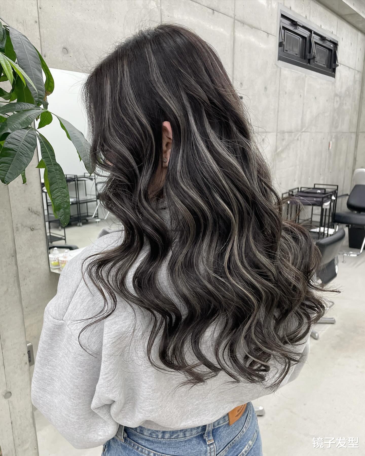 女士长发整理秘诀:线条染大波浪,时尚层次感不容错过