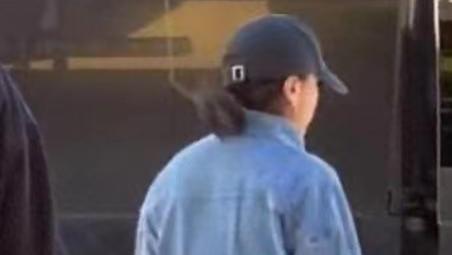 网友洛杉矶偶遇贾玲，头戴黑色棒球帽身穿牛仔套装，欢乐满人间！