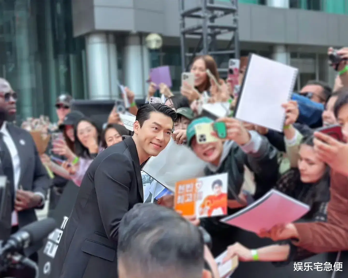 41岁玄彬现身多伦,高人气震惊白人和黑人保镖,高调表白孙艺珍