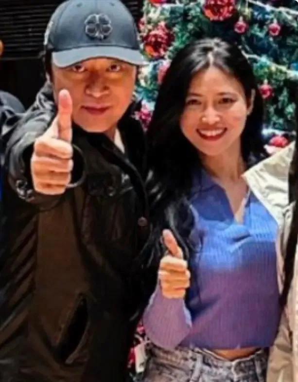 马景涛赶大集,买五块一捆的袜子接地气,自曝虽62了但没长老年斑!