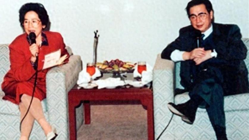 1993年，李鹏总理和夫人朱琳，在北京家中唱卡拉OK，一张罕见留影