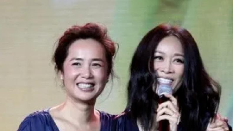 那英同框蒋雯丽， 1岁之差却像两代人，一个中年大妈，一个嫩似洋娃娃