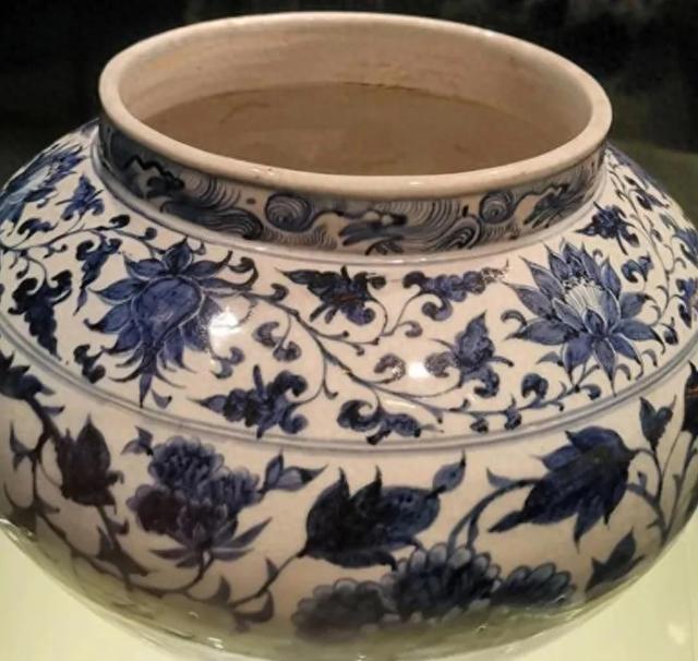 青花之韵:千年瓷都的瑰宝——元青花缠枝莲牡丹纹大罐