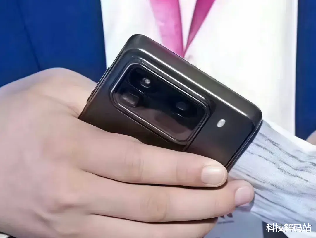 小米15Pro真机谍照被曝:左上角矩阵式摄像头垂直中框,配置顶尖