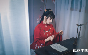 系统告诉我，要做一个听话温婉的小女娘才会被庶女接纳，被父亲欢喜，我冷冷惨笑。