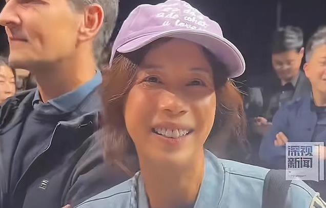 54岁莫文蔚近照被吐槽,龅牙吸睛,满脸沟壑,眼角皱纹藏不住