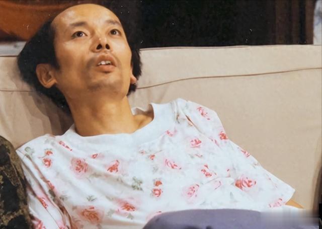 妹妹远在美国，父母也已离世，如今67岁膝下无子的葛优如何了？