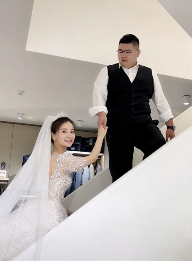 突发!网红“猴哥说车”疑婚变,妻子何钰欣暴露原因,斥责其三不