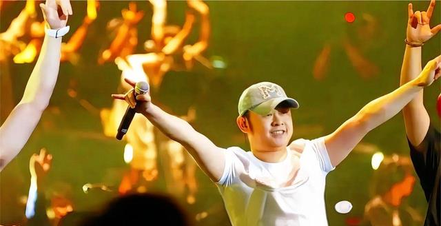 这一次,将2600万演唱会收入全部捐出的刀郎,已经走上另一条大道