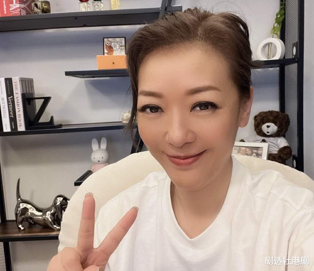 TVB知名导演宣布退休,与气质女星恋爱,遇交通意外昏迷很长时间