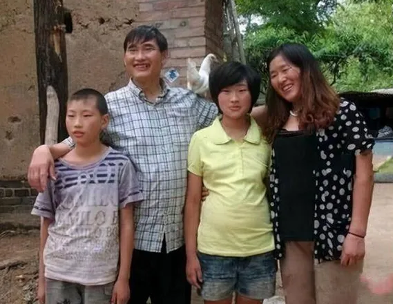 山东网红曝光朱小伟:又呆又傻,如果爸爸不是朱之文,肯定打光棍