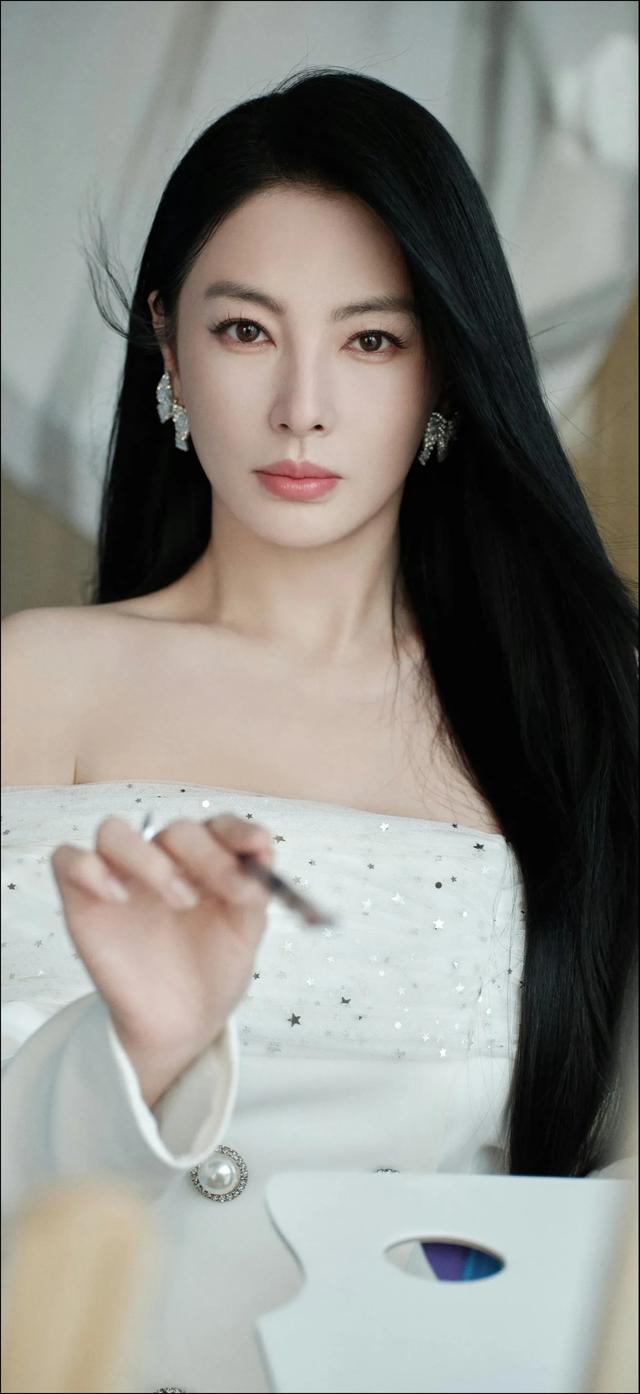 大画家张雨绮,一字抹胸裙知性优雅贵妇气质,张雨绮高清壁纸