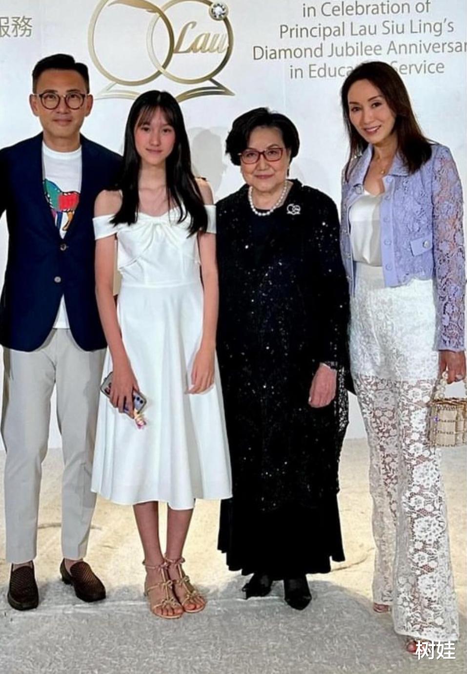 郭可盈全家赴校长荣休宴，14岁女儿穿白裙好清纯，长相甜美成校花