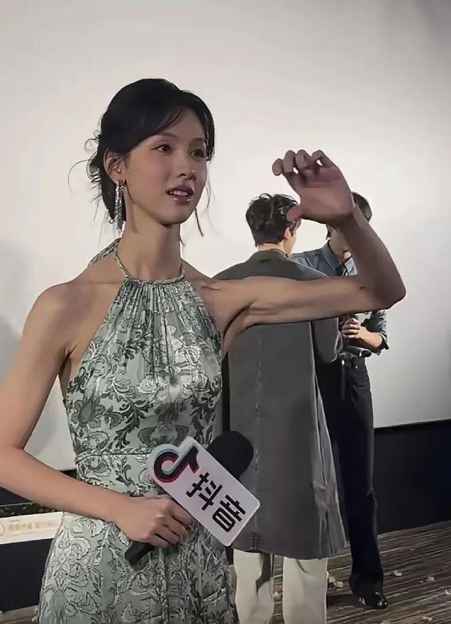 无滤镜大变样,吴家丽膀大腰圆,陈德容撞脸杨幂,高圆圆铁桶身材