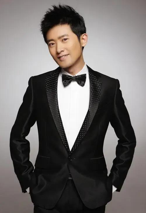 一句话就决定拳王生死，王思聪对他点头哈腰，任泉究竟有多牛？