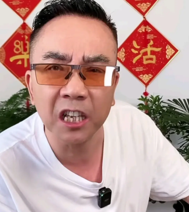 官媒点名、相声界排挤、正妻小三同吃住的杨议一家“底裤”被扒光