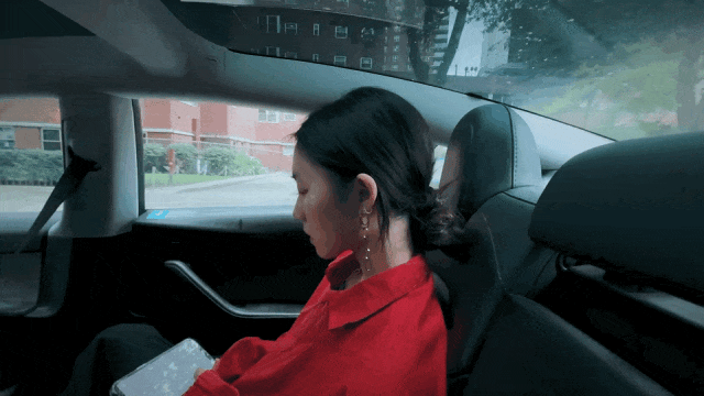 18岁黄多多国外现状：给孙莉做三明治，这颜值不进内娱可惜了