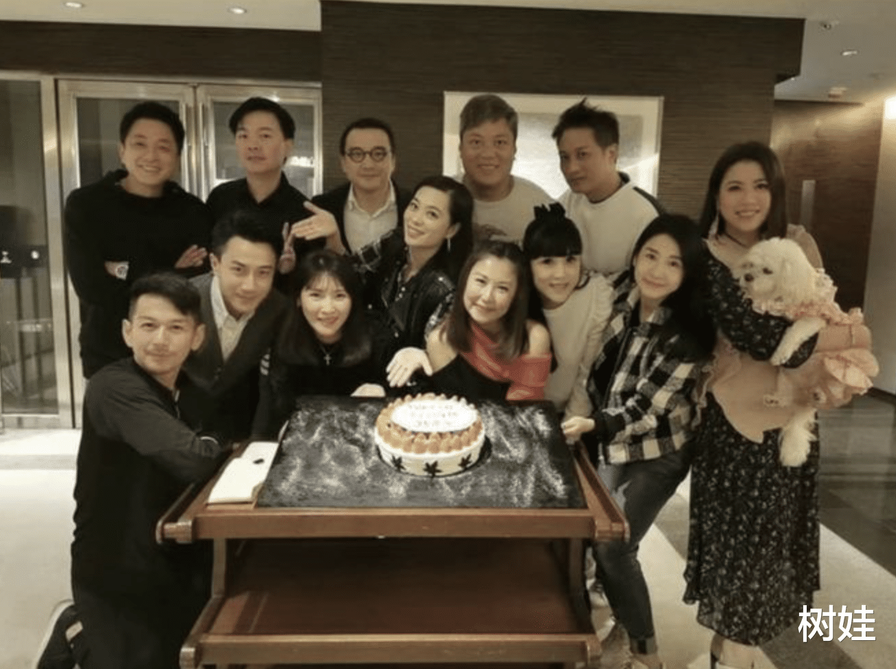 刘恺威为TVB同学庆生,打扮低调仍难掩帅气,众人谈笑风生至凌晨