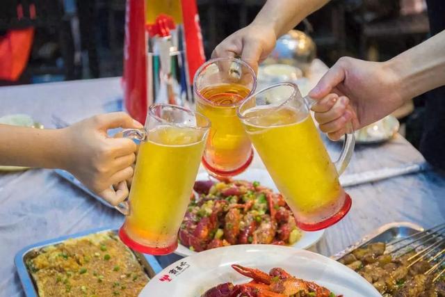 天天喝酒的人会得什么病？研究发现：经常喝酒最伤这2个器官！